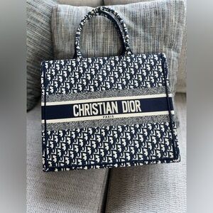 CHRISTIAN DIOR LOGO
BOOK TOTE LARGE ECRU AND BLUE DIOR OBLIQUE
EMBROIDERY